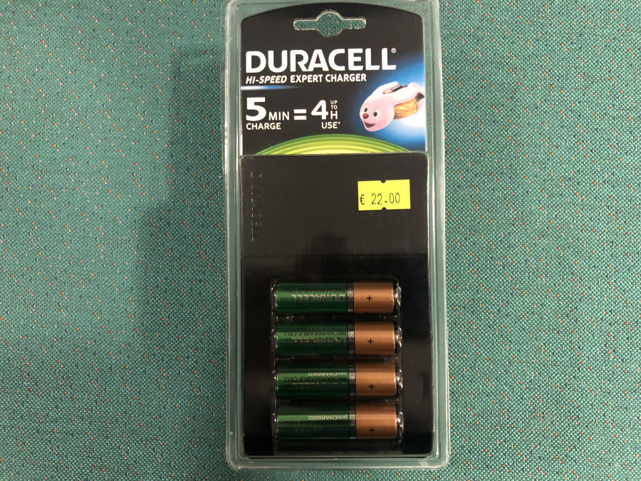 „Duracell“ didelės spartos bateriju įkroviklis