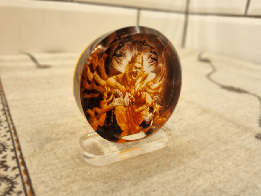 Nrisimha stovelis apvalus (6,5 cm skersmuo)
