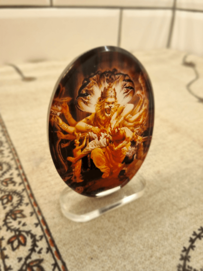 Nrisimha stovelis ovalus (9 cm skersmuo)