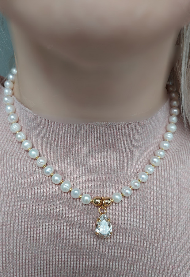 Perlų kaklo verinys su swarovski pakabuku