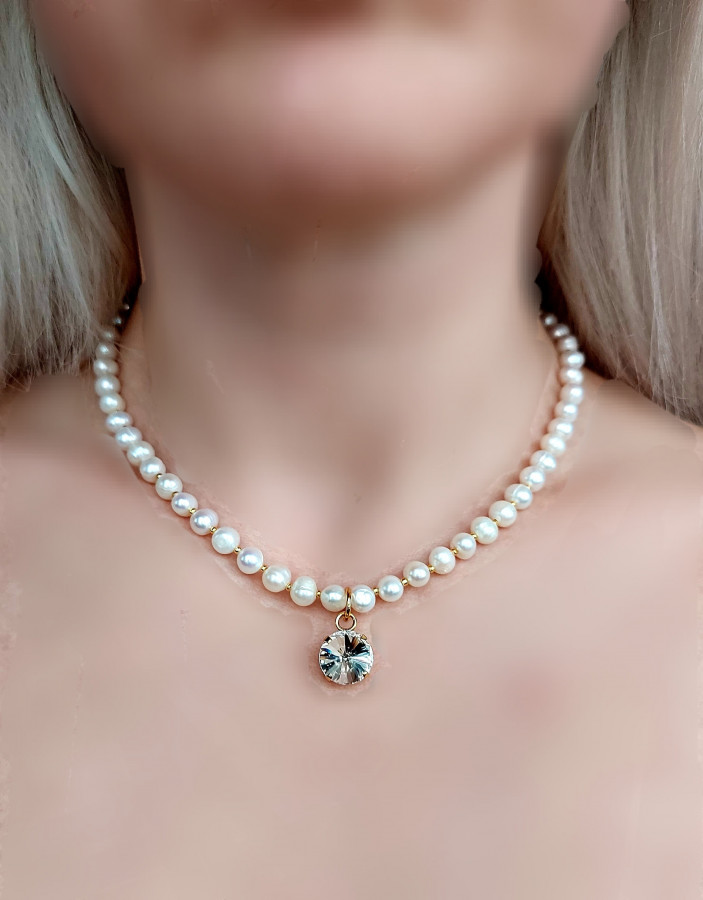 Perlų kaklo verinys su swarovski pakabuku