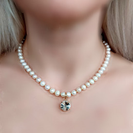 Perlų kaklo verinys su swarovski pakabuku