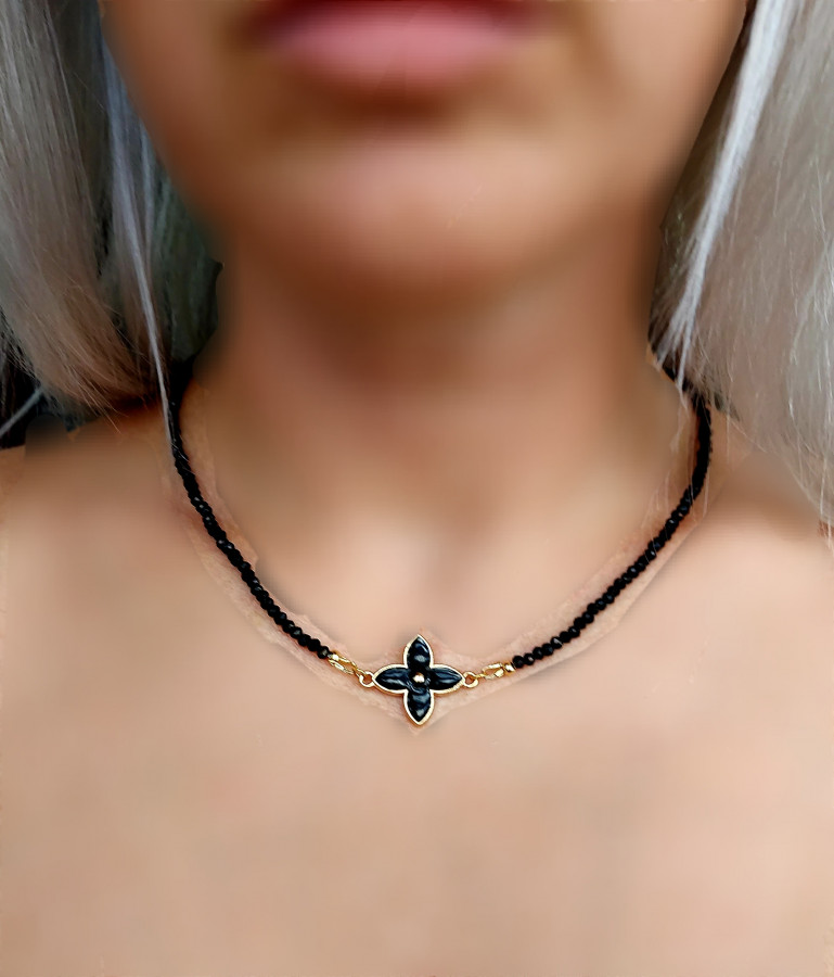 Kaklo verinys su pakabuku juodas keturlapis