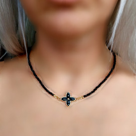 Kaklo verinys su pakabuku juodas keturlapis