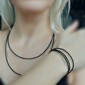 Juoda apyranke su mini karoliukais