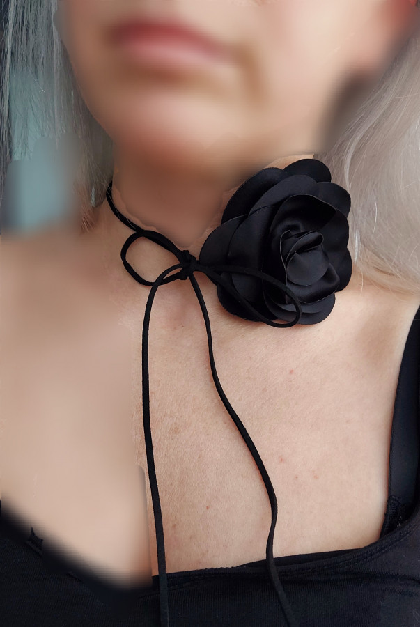 Kaklo gėlė juoda Rožė 9cm