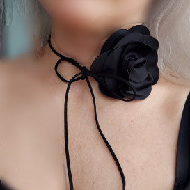Kaklo gėlė juoda Rožė 9cm