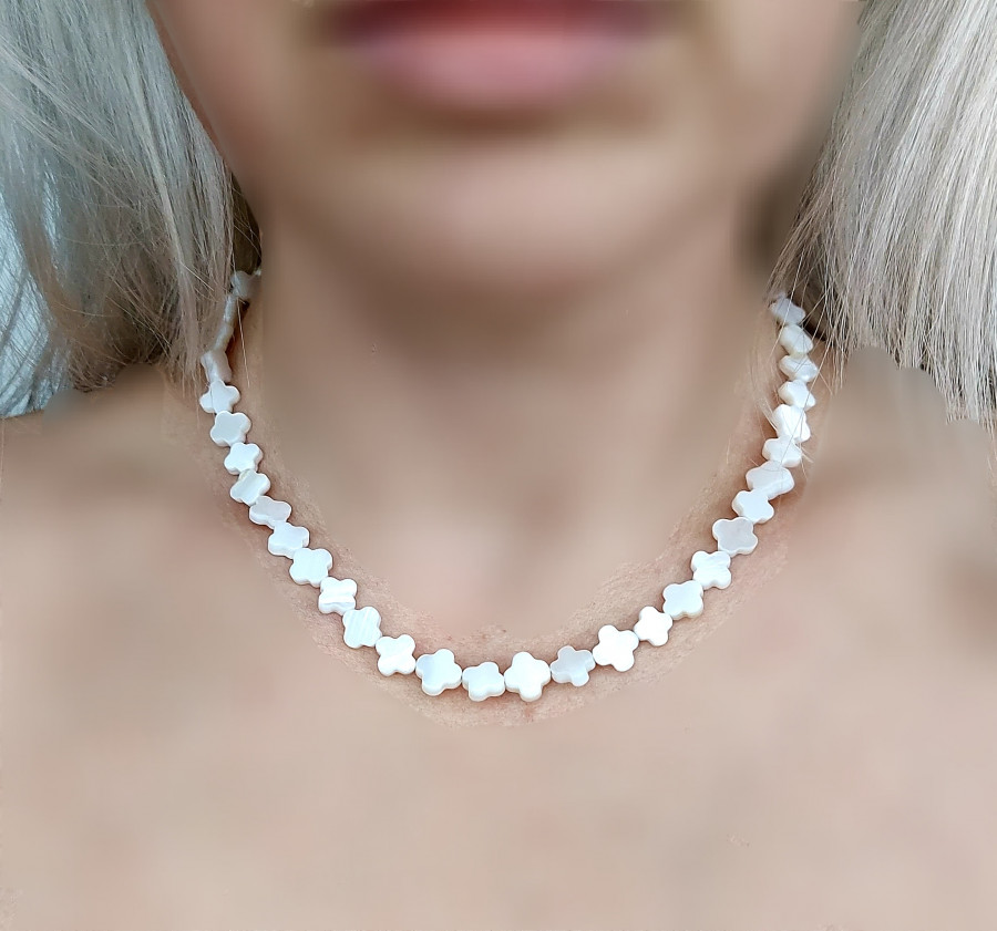 Natūralių kriauklių dobilų vėrinys white
