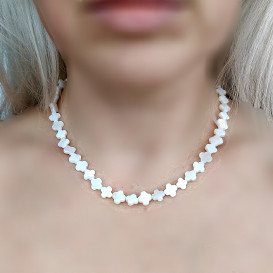 Natūralių kriauklių dobilų vėrinys white