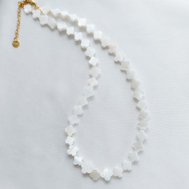 Natūralių kriauklių dobilų vėrinys white