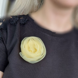 2in1 švelniai karamelinės spalvos gėlė sagė/kaklo aksesuaras