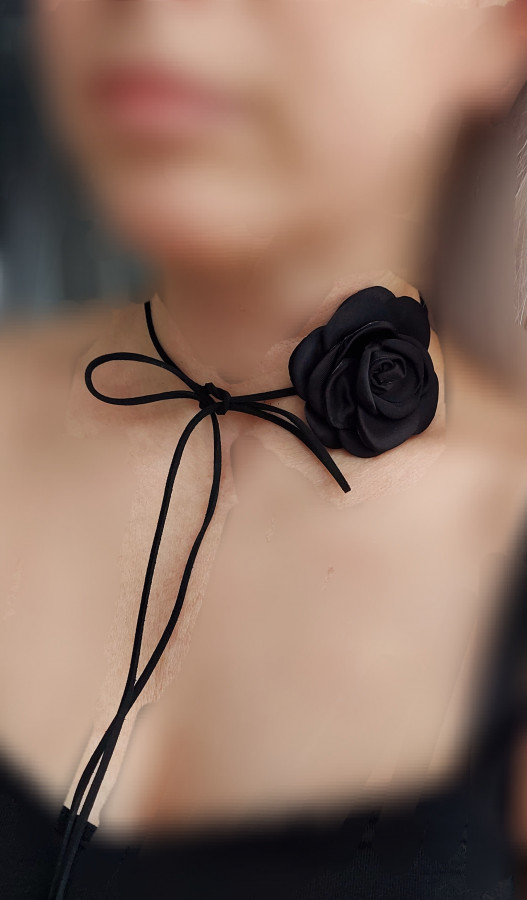 Kaklo gėlė juoda Rožė 6cm