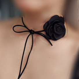 Kaklo gėlė juoda Rožė 6cm