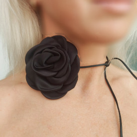 Kaklo gėlė juoda Rožė 9cm