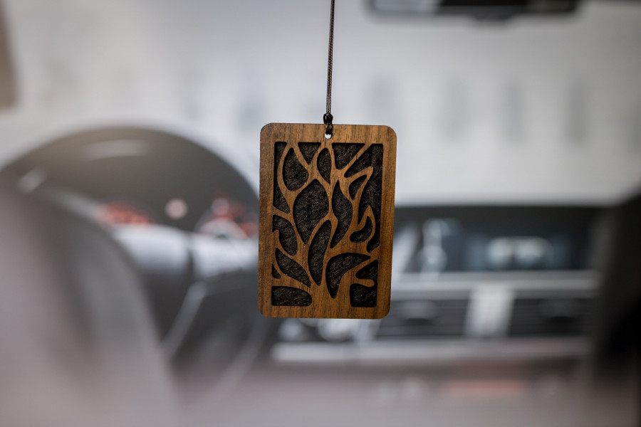 Pakabinamas automobilio kvapas RIEŠUTMEDIS