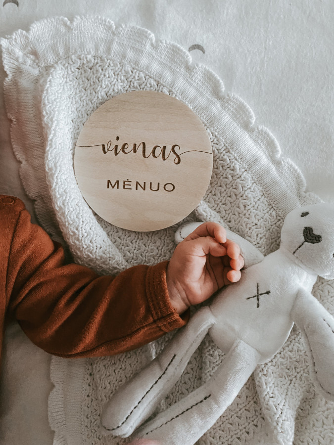 Medinės kūdikio mėnėsių kortelės su metrikais