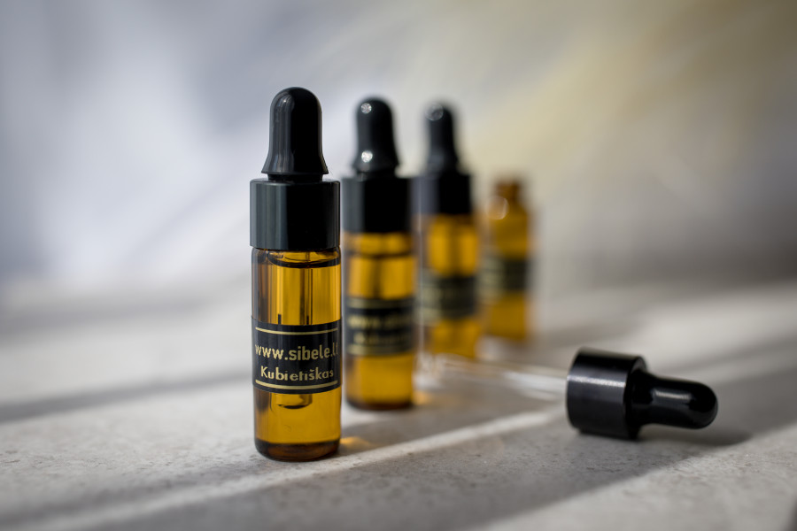 KUBIETIŠKAS TABAKAS IR ĄŽUOLAS - Automobilio kvapo papildymas 5ml