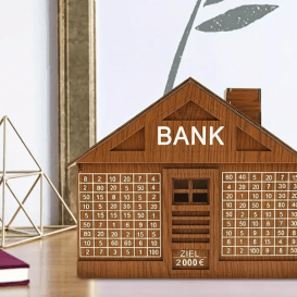 Medinė taupyklė „Bankas“ su taupymo iššūkiu 1 000 Eur – taupykite smagiai!